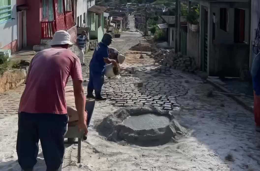 Camacã: Prefeito Paulo do Gás acompanha equipes no trabalho de limpeza e recuperação de ruas